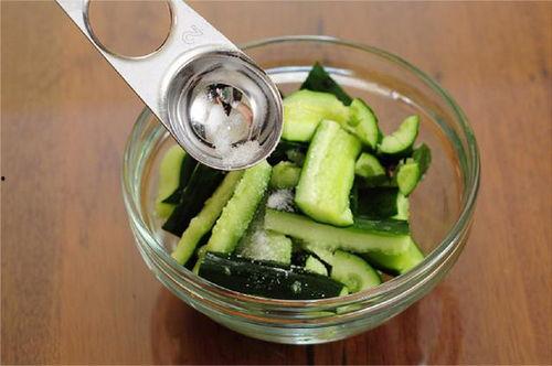 吃哈米瓜好不好吃呢视频,美味还是失望?