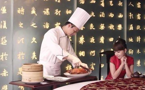 三哥吃瓜喝啤酒视频播放,视频播放引发网友热议