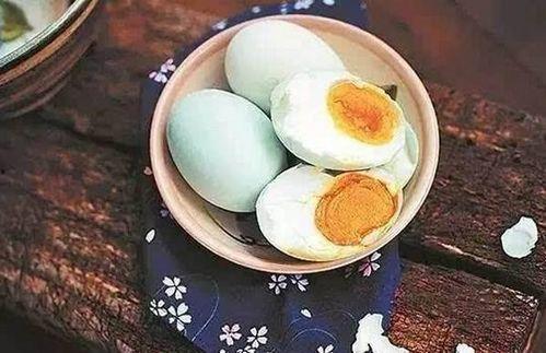 吃咸鸭蛋卖瓜父子视频,传承美味,演绎市井生活