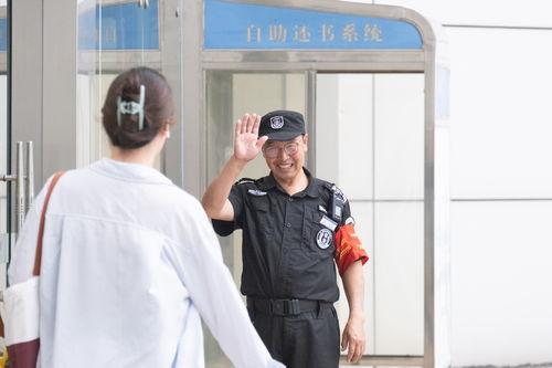 保安叔叔吃瓜视频,吃瓜视频展现萌态日常